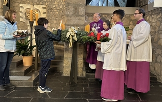  Ein spannender Moment: Das Entzünden der ersten Kerze am Adventskranz in der Heilig Geist Kirche in Hanau-Lamboy.